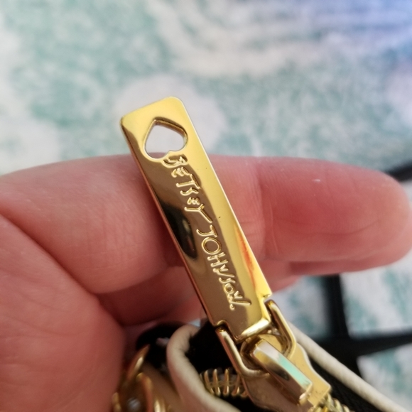 NWT- Betsey Johnson Crossbody/Wristlet - Picture 5 of 12